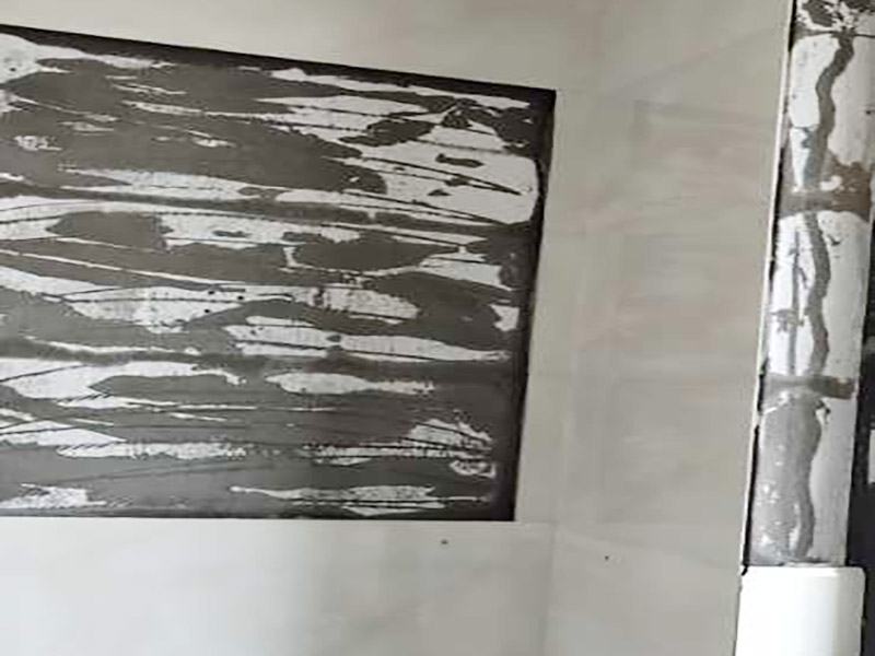 廁所改造拆除裝修：衛(wèi)生間的格局或是衛(wèi)浴設(shè)施、地磚、墻磚等地方不滿意，但在改造之前你需要將這些不滿意的地方進行拆除，且拆除之后的垃圾也要及時清理，避免阻礙施工進程。將不需要或是不滿意的地方進行拆除后，留下的成品需要進行施工保護，防止磕碰到，還可防止被上面的重物或是棱角碰壞。 水電改造可謂是改造衛(wèi)生間的重點，衛(wèi)生間原有的水電路管線往往有許多不合理的布局，所以在改造過程中要對原有的水電路進行徹查，看是否存在銹蝕、老化等情況，若有，則需要更換新的電路、水路，如果線路良好，且沒有多大的問題，則只需要添加刪減線路