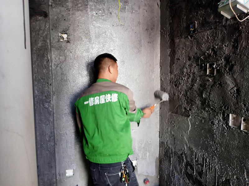 衛(wèi)生間地面刷防水：第一步：清理墻面和地面 在涂刷防水涂層之前，先要清理墻面和地面，同時(shí)要用連接的氣泵皮管吹盡陰角處的浮沉。 第二步：刷防水涂料；刷防水涂料時(shí)先刷墻角部位，交接處應(yīng)有200mm，不得有漏刷情況。 墻角涂刷完成后涂刷墻體：第一遍涂刷墻面時(shí)，應(yīng)上下縱向涂刷，第二遍涂刷墻體，應(yīng)左右橫向涂刷。注意、第二遍防水涂料間需要有一定時(shí)間間隔，待遍涂料干透后才能進(jìn)行第二遍，具體時(shí)間視涂料而定。間隔時(shí)間太短，防水的效果會(huì)大打折扣。 第三步：閉水試驗(yàn) 在涂刷完防水涂料后，不能立刻貼瓷磚，還必須進(jìn)行防水測(cè)試。 防水測(cè)試具體方法是：堵住衛(wèi)生間排水口、地漏等，然后將衛(wèi)生間積水2~3cm。24小時(shí)后到樓下查看是否有水滲漏，一旦發(fā)現(xiàn)有滲水痕跡，必須馬上返工。