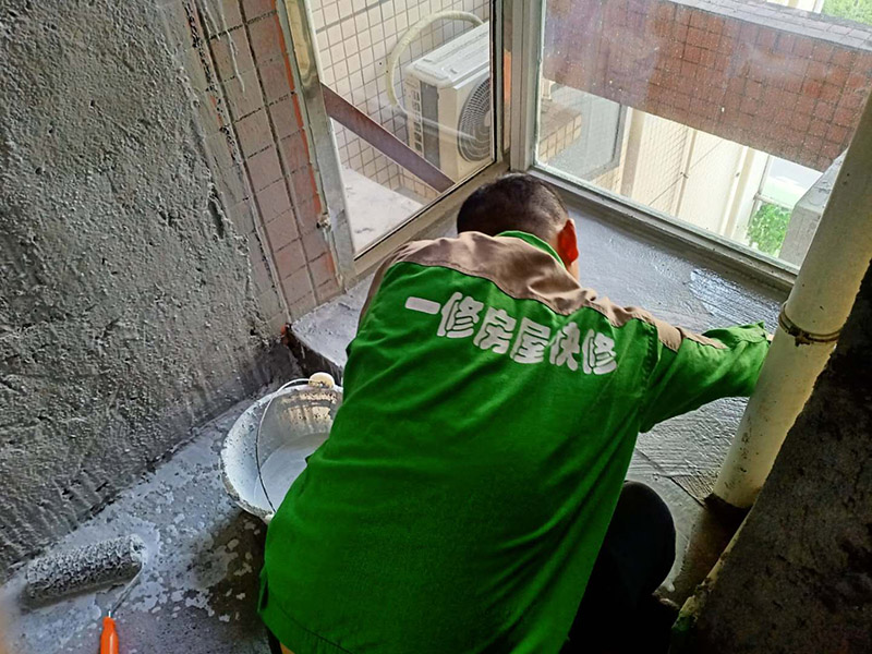 衛(wèi)生間地面刷防水：第一步：清理墻面和地面 在涂刷防水涂層之前，先要清理墻面和地面，同時(shí)要用連接的氣泵皮管吹盡陰角處的浮沉。 第二步：刷防水涂料；刷防水涂料時(shí)先刷墻角部位，交接處應(yīng)有200mm，不得有漏刷情況。 墻角涂刷完成后涂刷墻體：第一遍涂刷墻面時(shí)，應(yīng)上下縱向涂刷，第二遍涂刷墻體，應(yīng)左右橫向涂刷。注意、第二遍防水涂料間需要有一定時(shí)間間隔，待遍涂料干透后才能進(jìn)行第二遍，具體時(shí)間視涂料而定。間隔時(shí)間太短，防水的效果會(huì)大打折扣。 第三步：閉水試驗(yàn) 在涂刷完防水涂料后，不能立刻貼瓷磚，還必須進(jìn)行防水測(cè)試。 防水測(cè)試具體方法是：堵住衛(wèi)生間排水口、地漏等，然后將衛(wèi)生間積水2~3cm。24小時(shí)后到樓下查看是否有水滲漏，一旦發(fā)現(xiàn)有滲水痕跡，必須馬上返工。