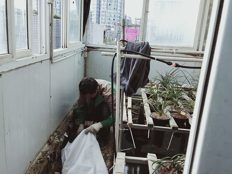 墻面防水建渣清理：1、基層清理干凈，原墻地面表面要堅實，不應(yīng)有起沙、掉灰或空鼓。 2、對上下水管根部清理并進(jìn)行堵漏處理。 3、用10-15㎜寬美紋紙根據(jù)墻面設(shè)計施工高度粘貼輪廓線。 4、第一遍乳液涂刷施工，順序從上至下，從里到外，不得漏刷。 5、干燥24小時后，涂刷第二遍乳液，使兩遍乳液形成完整的防水層。 6、干燥24小時后，做24小時閉水試驗，放水高度不低于30㎜，24小時內(nèi)無滲漏為合格。 7、表面水泥灰漿拉毛后，可以直接貼磚施工。