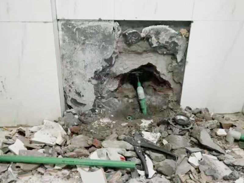 墻內(nèi)水管漏水檢測：首先，可以通過尋管儀確定管道的確切位置，其次，保持一直不要用水，先看一下水表，記下數(shù)字，過會再去看水表，觀察是否漏水把水閘關(guān)掉，把水放干。找一根水管向地漏沖水，看樓下會不會漏水堵住地漏，在衛(wèi)生間放較多水，一會兒后，觀察樓下會不會漏水，如果進(jìn)水管和排水管正常，但防水層漏水測試發(fā)現(xiàn)樓下漏水，那就是防水層漏水，找到漏水處后，先關(guān)閉閥門、截斷水源后，將水龍頭打開至適當(dāng)位置，然后用專用膠布捆住漏水的部位。