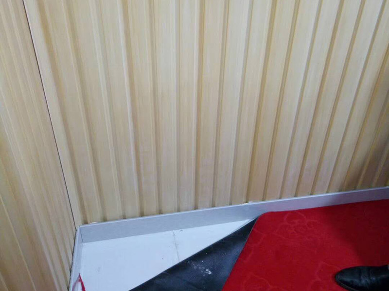 墻內(nèi)水管漏水檢測：首先，可以通過尋管儀確定管道的確切位置，其次，保持一直不要用水，先看一下水表，記下數(shù)字，過會再去看水表，觀察是否漏水把水閘關(guān)掉，把水放干。找一根水管向地漏沖水，看樓下會不會漏水堵住地漏，在衛(wèi)生間放較多水，一會兒后，觀察樓下會不會漏水，如果進(jìn)水管和排水管正常，但防水層漏水測試發(fā)現(xiàn)樓下漏水，那就是防水層漏水，找到漏水處后，先關(guān)閉閥門、截斷水源后，將水龍頭打開至適當(dāng)位置，然后用專用膠布捆住漏水的部位。