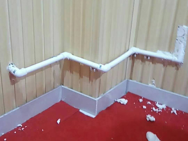 墻內(nèi)水管漏水檢測：首先，可以通過尋管儀確定管道的確切位置，其次，保持一直不要用水，先看一下水表，記下數(shù)字，過會再去看水表，觀察是否漏水把水閘關(guān)掉，把水放干。找一根水管向地漏沖水，看樓下會不會漏水堵住地漏，在衛(wèi)生間放較多水，一會兒后，觀察樓下會不會漏水，如果進(jìn)水管和排水管正常，但防水層漏水測試發(fā)現(xiàn)樓下漏水，那就是防水層漏水，找到漏水處后，先關(guān)閉閥門、截斷水源后，將水龍頭打開至適當(dāng)位置，然后用專用膠布捆住漏水的部位。