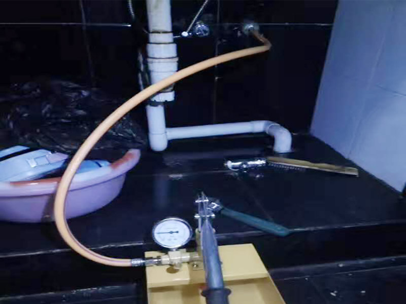 墻內(nèi)水管漏水檢測：首先，可以通過尋管儀確定管道的確切位置，其次，保持一直不要用水，先看一下水表，記下數(shù)字，過會再去看水表，觀察是否漏水把水閘關(guān)掉，把水放干。找一根水管向地漏沖水，看樓下會不會漏水堵住地漏，在衛(wèi)生間放較多水，一會兒后，觀察樓下會不會漏水，如果進(jìn)水管和排水管正常，但防水層漏水測試發(fā)現(xiàn)樓下漏水，那就是防水層漏水，找到漏水處后，先關(guān)閉閥門、截斷水源后，將水龍頭打開至適當(dāng)位置，然后用專用膠布捆住漏水的部位。