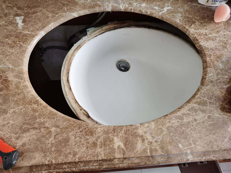 洗臉盆脫落維修:陶瓷臉盆下邊必須用架子托住，與石材臺(tái)板用普通玻璃膠密封，這樣臺(tái)板和臉盆就允許發(fā)生一定的相對位移，封膠的目的是不漏水，絕對不能用結(jié)構(gòu)膠把臉盆與臺(tái)板粘死靠膠來承受陶瓷臉盆的重量；應(yīng)該靠下面的托架托住陶瓷臉盆；否則一旦盆中放滿熱水，盆體受熱膨脹，而盆邊與臺(tái)板粘死不能變形，巨大的內(nèi)應(yīng)力就會(huì)損壞陶瓷臉盆，嚴(yán)重時(shí)就會(huì)掉底。