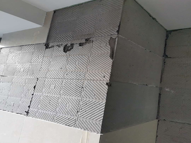 瓷磚空鼓維修鋪貼：首先，先使用空鼓錘敲擊墻面確認(rèn)空鼓范圍。如果敲擊的聲音比較沉悶的話，說明鋪貼比較實(shí)也比較牢固。反之，發(fā)出&ldquo;咚咚&rdquo;清脆的聲響的話，說明瓷磚存在空鼓。然后在開孔處注射瓷磚空鼓修復(fù)膠。如有溢出的膠水盡量在干固之前用濕抹布擦掉，如填縫處有膠水滲出是因?yàn)樵械奶羁p劑密度不夠，可重新涂抹一層密度較大的填縫劑。最后使用填縫劑填補(bǔ)孔位，擦掉多余的填縫劑。