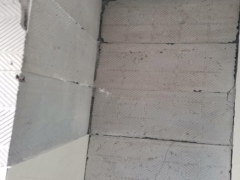 瓷磚空鼓維修鋪貼：首先，先使用空鼓錘敲擊墻面確認(rèn)空鼓范圍。如果敲擊的聲音比較沉悶的話，說明鋪貼比較實(shí)也比較牢固。反之，發(fā)出&ldquo;咚咚&rdquo;清脆的聲響的話，說明瓷磚存在空鼓。然后在開孔處注射瓷磚空鼓修復(fù)膠。如有溢出的膠水盡量在干固之前用濕抹布擦掉，如填縫處有膠水滲出是因?yàn)樵械奶羁p劑密度不夠，可重新涂抹一層密度較大的填縫劑。最后使用填縫劑填補(bǔ)孔位，擦掉多余的填縫劑。