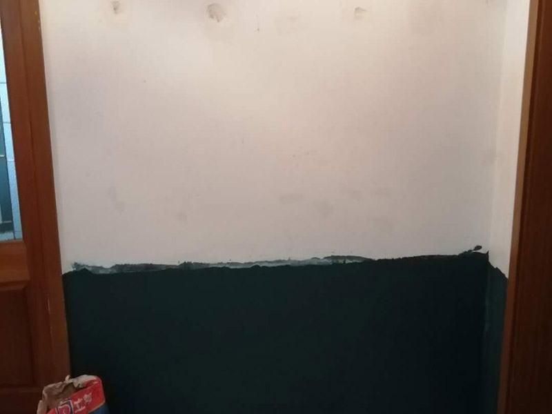 墻面維修刷漆:需要進(jìn)行墻面的全面檢查，看看基層是否牢固平整。如果是舊墻出現(xiàn)漆膜脫落、開裂，需要先進(jìn)行鏟墻皮或者使用石膏來進(jìn)行裂縫的修補(bǔ)處理。做到墻面無灰塵、雜物，平整，再使用界面劑進(jìn)行墻面的涂刷，施工應(yīng)細(xì)致均勻。接著就需要進(jìn)行刮膩?zhàn)樱瑢γ孢M(jìn)行找平，這道工序一般涂刷兩遍膩?zhàn)?，不過需要看實(shí)際情況來定。在進(jìn)行第一遍膩?zhàn)油抗魏?，需要自然晾干，再來打磨，最后才是進(jìn)行第二道膩?zhàn)油抗?。在施工中，需要注意刮刀力度?yīng)一致，才能讓膩?zhàn)雍穸染鶆?。然后是進(jìn)行底漆的涂刷，這樣做的目的是為了增加面漆的粘結(jié)度。完全干燥后，則可以進(jìn)行面漆的涂刷施工了。在涂刷前，需要將面漆調(diào)配好，讓顏色一致，這樣涂刷的時(shí)候，墻面色澤才能一致。但需要注意的是滾筒施工時(shí)，速度應(yīng)保持一致，這樣漆面才能細(xì)膩平滑。