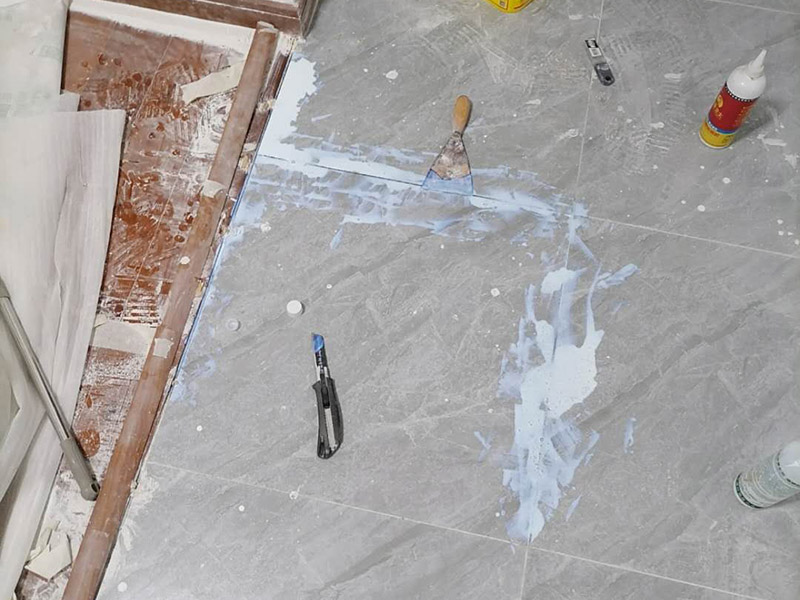 局部瓷磚空鼓維修：先把拱起的瓷磚與其他瓷磚之間的接縫用切割機(jī)鋸開(kāi)(切割時(shí)會(huì)有很大的粉塵，所以需要不停地往切割機(jī)里加水)，要很小心地把瓷磚掀起，動(dòng)作一定要輕，否則容易造成瓷磚破裂。 把粘在瓷磚邊上的水泥砂漿全部刮掉。處理磚下的水泥層，刨掉1-2厘米，清理干凈。 均勻涂上一層混合水泥砂漿。水泥黃沙比例為：墻磚1：3，地磚：1：2&mdash;&mdash;3，水泥的水泥標(biāo)號(hào)為32.5號(hào)水泥。此外，如果使用的是白水泥，一定要采用108膠，這樣可以使水泥與地磚之間緊密黏合。 把清理好的瓷磚重新鋪好，壓平，等水泥徹底干透后再使用填縫機(jī)加固，從而避免地磚上翹、開(kāi)裂的現(xiàn)象。