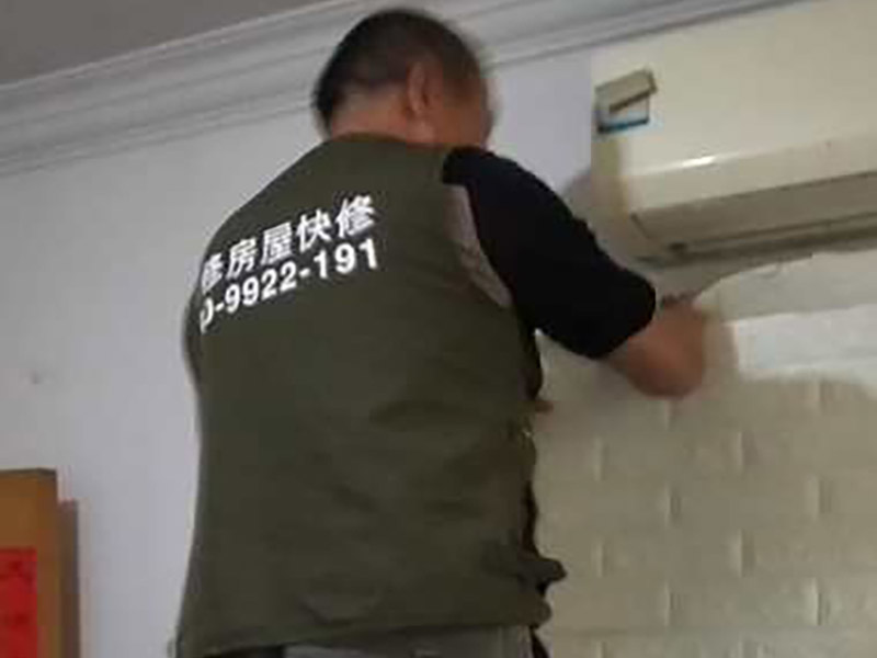 墻面裝飾拆除：1、舊墻皮鏟除 2、墻面清理，檢查是否有孔洞、油污、不平整的地方，如有需要，先修補然后施工。 3、批刮膩子，選用較好的墻襯一類的防水膩子，一般為2遍，第一遍批刮后1小時表干后打磨平整。 4、批刮第二遍膩子，干燥后打磨，注意選用600目以上砂紙，否則墻面刮痕會嚴(yán)重。 5、用200瓦的大燈泡靠近墻面檢查是否有不平整或砂眼，如有局部修補。 6、用干凈毛巾徹底清理墻面灰塵，用吸塵器清理干凈。 7、調(diào)配膠漆底漆，選用較好的羊毛刷或使用噴涂方式施工。 8、按次序涂刷1遍底漆，2遍面漆，每遍中間間隔要在1小時以上。 9、涂刷完成后，養(yǎng)護7-14天，不要拿手摸漆面。 10、7-14天后，養(yǎng)護完成。