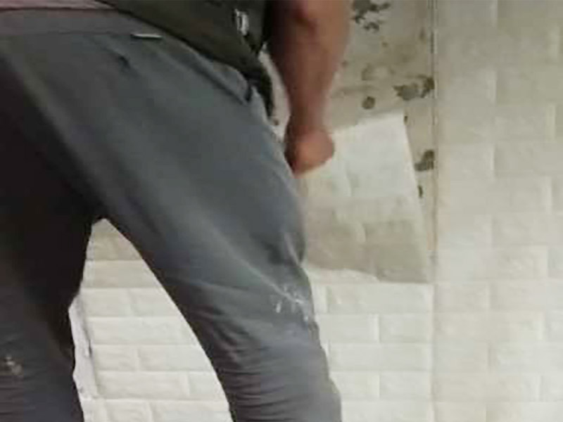 墻面裝飾拆除：1、舊墻皮鏟除 2、墻面清理，檢查是否有孔洞、油污、不平整的地方，如有需要，先修補然后施工。 3、批刮膩子，選用較好的墻襯一類的防水膩子，一般為2遍，第一遍批刮后1小時表干后打磨平整。 4、批刮第二遍膩子，干燥后打磨，注意選用600目以上砂紙，否則墻面刮痕會嚴(yán)重。 5、用200瓦的大燈泡靠近墻面檢查是否有不平整或砂眼，如有局部修補。 6、用干凈毛巾徹底清理墻面灰塵，用吸塵器清理干凈。 7、調(diào)配膠漆底漆，選用較好的羊毛刷或使用噴涂方式施工。 8、按次序涂刷1遍底漆，2遍面漆，每遍中間間隔要在1小時以上。 9、涂刷完成后，養(yǎng)護7-14天，不要拿手摸漆面。 10、7-14天后，養(yǎng)護完成。