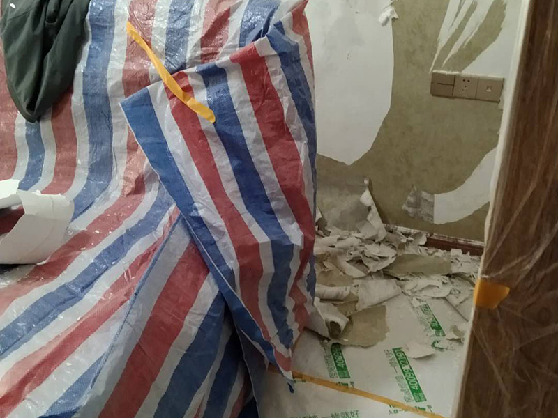 撕墻紙成品保護(hù):在墻面頂部選一塊不顯眼的角落，用美工刀的刀尖將墻紙掀起。注：揭除可剝離墻紙時(shí)，掀起墻紙一角，將其從墻上撕下，手要盡量靠近墻面，這樣可將撕破墻紙的可能性降到最低。 墻紙、墻布裝飾面已經(jīng)裱糊完成的房間應(yīng)該及時(shí)清理干凈，在后續(xù)施工過程中，不要再作為物料 房或休息室使用，避免墻紙、墻布遭受污染或損壞，房間最好及時(shí)上鎖，并定期做好通風(fēng)換氣、排氣的工作。 墻面裱糊時(shí)，各道工序必須嚴(yán)格按照規(guī)程施工，操作時(shí)要做到干凈利落，邊縫要切割整齊到位，膠痕跡要擦干凈。