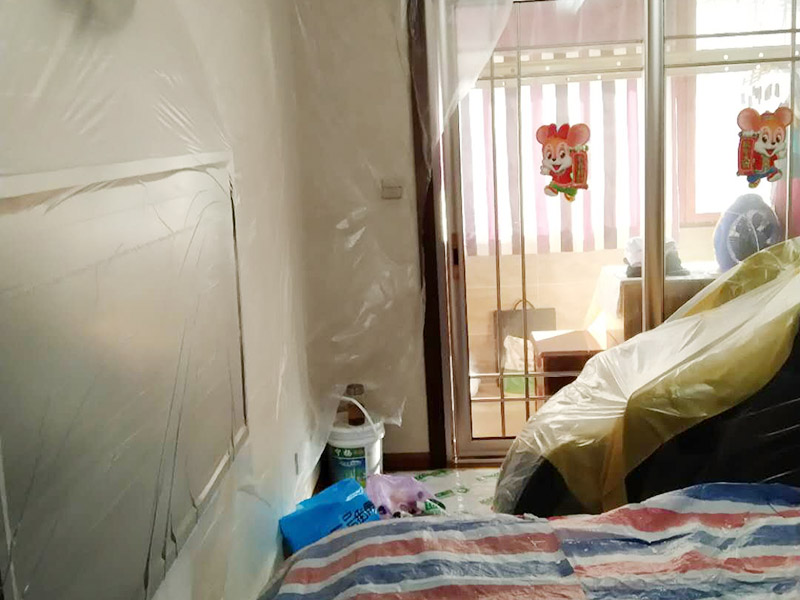 撕墻紙成品保護(hù):在墻面頂部選一塊不顯眼的角落，用美工刀的刀尖將墻紙掀起。注：揭除可剝離墻紙時(shí)，掀起墻紙一角，將其從墻上撕下，手要盡量靠近墻面，這樣可將撕破墻紙的可能性降到最低。 墻紙、墻布裝飾面已經(jīng)裱糊完成的房間應(yīng)該及時(shí)清理干凈，在后續(xù)施工過程中，不要再作為物料 房或休息室使用，避免墻紙、墻布遭受污染或損壞，房間最好及時(shí)上鎖，并定期做好通風(fēng)換氣、排氣的工作。 墻面裱糊時(shí)，各道工序必須嚴(yán)格按照規(guī)程施工，操作時(shí)要做到干凈利落，邊縫要切割整齊到位，膠痕跡要擦干凈。