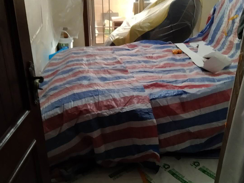 撕墻紙成品保護(hù):在墻面頂部選一塊不顯眼的角落，用美工刀的刀尖將墻紙掀起。注：揭除可剝離墻紙時(shí)，掀起墻紙一角，將其從墻上撕下，手要盡量靠近墻面，這樣可將撕破墻紙的可能性降到最低。 墻紙、墻布裝飾面已經(jīng)裱糊完成的房間應(yīng)該及時(shí)清理干凈，在后續(xù)施工過程中，不要再作為物料 房或休息室使用，避免墻紙、墻布遭受污染或損壞，房間最好及時(shí)上鎖，并定期做好通風(fēng)換氣、排氣的工作。 墻面裱糊時(shí)，各道工序必須嚴(yán)格按照規(guī)程施工，操作時(shí)要做到干凈利落，邊縫要切割整齊到位，膠痕跡要擦干凈。