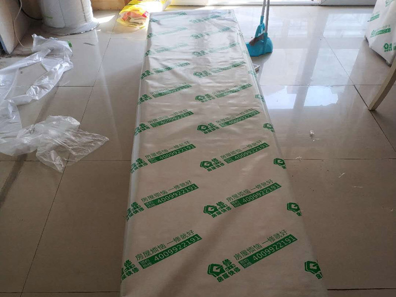 撕墻紙成品保護(hù):在墻面頂部選一塊不顯眼的角落，用美工刀的刀尖將墻紙掀起。注：揭除可剝離墻紙時(shí)，掀起墻紙一角，將其從墻上撕下，手要盡量靠近墻面，這樣可將撕破墻紙的可能性降到最低。 墻紙、墻布裝飾面已經(jīng)裱糊完成的房間應(yīng)該及時(shí)清理干凈，在后續(xù)施工過程中，不要再作為物料 房或休息室使用，避免墻紙、墻布遭受污染或損壞，房間最好及時(shí)上鎖，并定期做好通風(fēng)換氣、排氣的工作。 墻面裱糊時(shí)，各道工序必須嚴(yán)格按照規(guī)程施工，操作時(shí)要做到干凈利落，邊縫要切割整齊到位，膠痕跡要擦干凈。