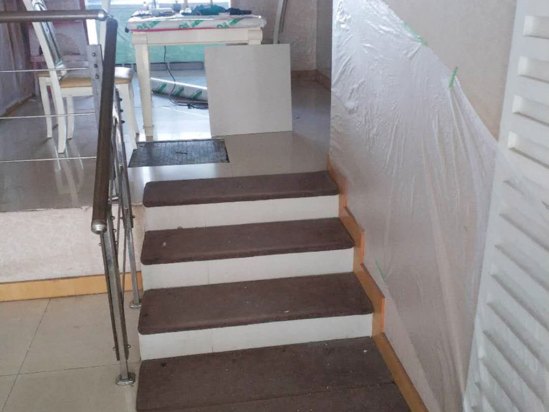 撕墻紙成品保護(hù):在墻面頂部選一塊不顯眼的角落，用美工刀的刀尖將墻紙掀起。注：揭除可剝離墻紙時(shí)，掀起墻紙一角，將其從墻上撕下，手要盡量靠近墻面，這樣可將撕破墻紙的可能性降到最低。 墻紙、墻布裝飾面已經(jīng)裱糊完成的房間應(yīng)該及時(shí)清理干凈，在后續(xù)施工過程中，不要再作為物料 房或休息室使用，避免墻紙、墻布遭受污染或損壞，房間最好及時(shí)上鎖，并定期做好通風(fēng)換氣、排氣的工作。 墻面裱糊時(shí)，各道工序必須嚴(yán)格按照規(guī)程施工，操作時(shí)要做到干凈利落，邊縫要切割整齊到位，膠痕跡要擦干凈。