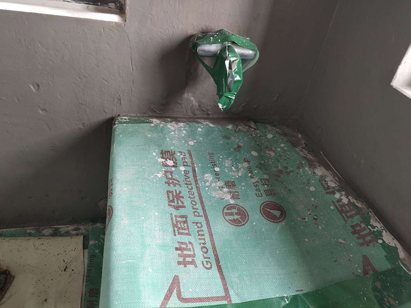 衛(wèi)生間防水處理：首先就要把衛(wèi)生間的地平面整平，地面不平，在涂刷防水涂料的時候就可能會涂不均勻，又或是地面因?yàn)椴黄蕉菀琢验_，這即使是涂了防水涂料上去也會隨著地面裂開。 衛(wèi)生間的墻面上也需要做防水處理，一般都是自地平面向上在墻面上涂刷30cm，這是為了不讓積水滲透到墻面里形成返潮；不過有許多家庭都會使用淋浴房，在這一塊區(qū)就需要把防水涂料涂刷到180cm，這樣噴頭的水就不容易滲入墻內(nèi)；如果是浴缸，那就把高度涂高到浴缸之上30cm。 防水層涂刷好后，需要涼一定的時間。這樣是為了讓防水層與墻面更好地融合在一起，以防止在之后的施工中對防水層造成破壞，這點(diǎn)在之后的鋪地磚過程中猶其是要注意。 在墻與地面相接處，也包括角落部分，還有管與建筑效接處，這幾個地方就要用高彈性的柔性防水涂料，這幾個地方要特別注意，會漏水的地方經(jīng)常是這幾個地方。