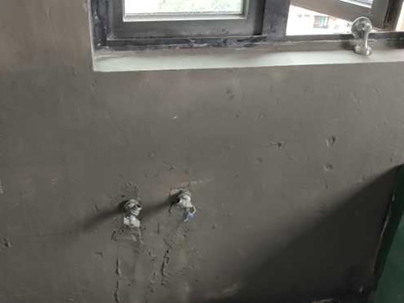 衛(wèi)生間防水處理：首先就要把衛(wèi)生間的地平面整平，地面不平，在涂刷防水涂料的時候就可能會涂不均勻，又或是地面因?yàn)椴黄蕉菀琢验_，這即使是涂了防水涂料上去也會隨著地面裂開。 衛(wèi)生間的墻面上也需要做防水處理，一般都是自地平面向上在墻面上涂刷30cm，這是為了不讓積水滲透到墻面里形成返潮；不過有許多家庭都會使用淋浴房，在這一塊區(qū)就需要把防水涂料涂刷到180cm，這樣噴頭的水就不容易滲入墻內(nèi)；如果是浴缸，那就把高度涂高到浴缸之上30cm。 防水層涂刷好后，需要涼一定的時間。這樣是為了讓防水層與墻面更好地融合在一起，以防止在之后的施工中對防水層造成破壞，這點(diǎn)在之后的鋪地磚過程中猶其是要注意。 在墻與地面相接處，也包括角落部分，還有管與建筑效接處，這幾個地方就要用高彈性的柔性防水涂料，這幾個地方要特別注意，會漏水的地方經(jīng)常是這幾個地方。