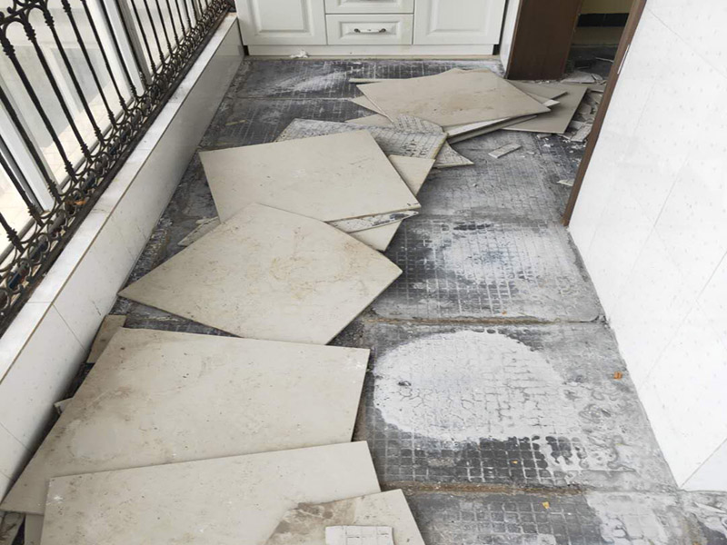 全屋瓷磚拆除施工:首先要撬開大門口的那塊地磚，因?yàn)槟菈K地du磚是有一邊露在外面的所以比較容易撬開。再用扁的鑿子一片一片的往里撬，如果水泥砂漿做的不是特別牢固的話可以直接用錘子把扁撬敲擊地磚和水泥地中間的縫隙。