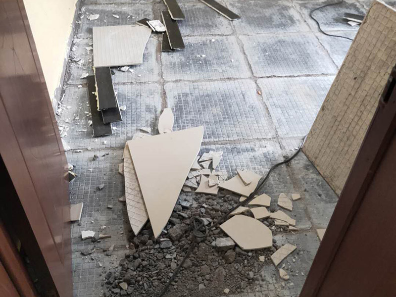 全屋瓷磚拆除施工:首先要撬開大門口的那塊地磚，因?yàn)槟菈K地du磚是有一邊露在外面的所以比較容易撬開。再用扁的鑿子一片一片的往里撬，如果水泥砂漿做的不是特別牢固的話可以直接用錘子把扁撬敲擊地磚和水泥地中間的縫隙。