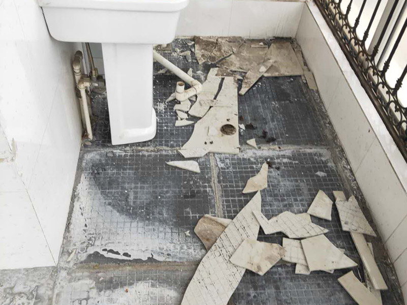 全屋瓷磚拆除施工:首先要撬開大門口的那塊地磚，因?yàn)槟菈K地du磚是有一邊露在外面的所以比較容易撬開。再用扁的鑿子一片一片的往里撬，如果水泥砂漿做的不是特別牢固的話可以直接用錘子把扁撬敲擊地磚和水泥地中間的縫隙。