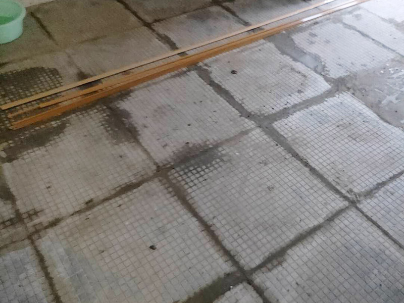 全屋瓷磚拆除施工:首先要撬開大門口的那塊地磚，因?yàn)槟菈K地du磚是有一邊露在外面的所以比較容易撬開。再用扁的鑿子一片一片的往里撬，如果水泥砂漿做的不是特別牢固的話可以直接用錘子把扁撬敲擊地磚和水泥地中間的縫隙。