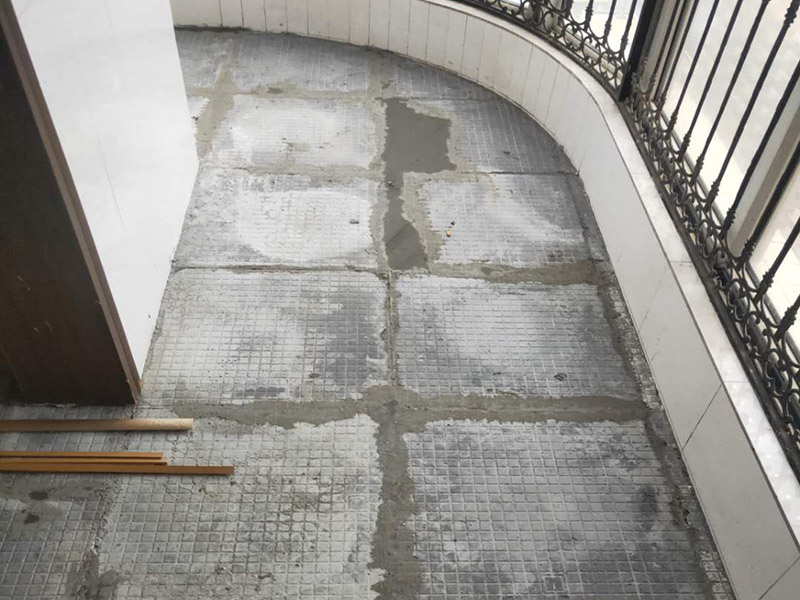 全屋瓷磚拆除施工:首先要撬開大門口的那塊地磚，因?yàn)槟菈K地du磚是有一邊露在外面的所以比較容易撬開。再用扁的鑿子一片一片的往里撬，如果水泥砂漿做的不是特別牢固的話可以直接用錘子把扁撬敲擊地磚和水泥地中間的縫隙。