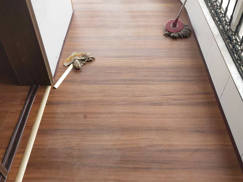 陽(yáng)臺(tái)鋪地板案例:1、先對(duì)地面進(jìn)行找平，水平的誤差不能超過(guò)2毫米。地面要是不平，腳感就不好。再就是將邊、角部位等突起或有不平的地方進(jìn)行局部修整。再鋪防潮層，防潮層可以防止以后地板受潮。鋪平，接縫處要并攏。 2、然后就是安裝地板了，因?yàn)榈匕迨且e(cuò)落安裝的，先預(yù)鋪一下，將部分地板一分為二，要按尺寸來(lái)鋸，萬(wàn)一鋸多了，地板損耗就大了。因?yàn)榈匕逵幸欢ǖ呐蛎浡?，因此鋪裝前要在其與墻面接觸的部位預(yù)留膨脹縫，以免地板起鼓。膨脹縫的大小一般和地板的膨脹系數(shù)有關(guān)系。粘合地板的膠水要用強(qiáng)化地板專用的，這種膠的污染比較小。不要隨便在市場(chǎng)上選非地板專用膠，地板本身就存在的污染上再增加污染源。 3、鋪前看好地板是否用對(duì)，再鋪設(shè)地板。在鋪設(shè)時(shí)，要一塊短的旁邊鋪一塊長(zhǎng)的，這樣交叉鋪設(shè)地板就咬得住不易松動(dòng)，地板拼合后還要用工具敲緊。再下來(lái)就是銜接了，一般用地板壓條掩蓋。但也有用玻璃膠填充。 4、然后檢查一遍，把不完美的地方修整一下。然后就是踢腳線的安裝，要做的接頭緊密，平齊。并且要保證能壓住地板墻縫。地板鋪好接下來(lái)是安裝壓條了，一般地板比地面高就要用那種高低壓條，地板與地面一樣平就要用這種平壓條了。