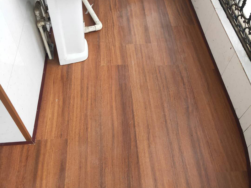 陽(yáng)臺(tái)鋪地板案例:1、先對(duì)地面進(jìn)行找平，水平的誤差不能超過(guò)2毫米。地面要是不平，腳感就不好。再就是將邊、角部位等突起或有不平的地方進(jìn)行局部修整。再鋪防潮層，防潮層可以防止以后地板受潮。鋪平，接縫處要并攏。 2、然后就是安裝地板了，因?yàn)榈匕迨且e(cuò)落安裝的，先預(yù)鋪一下，將部分地板一分為二，要按尺寸來(lái)鋸，萬(wàn)一鋸多了，地板損耗就大了。因?yàn)榈匕逵幸欢ǖ呐蛎浡?，因此鋪裝前要在其與墻面接觸的部位預(yù)留膨脹縫，以免地板起鼓。膨脹縫的大小一般和地板的膨脹系數(shù)有關(guān)系。粘合地板的膠水要用強(qiáng)化地板專用的，這種膠的污染比較小。不要隨便在市場(chǎng)上選非地板專用膠，地板本身就存在的污染上再增加污染源。 3、鋪前看好地板是否用對(duì)，再鋪設(shè)地板。在鋪設(shè)時(shí)，要一塊短的旁邊鋪一塊長(zhǎng)的，這樣交叉鋪設(shè)地板就咬得住不易松動(dòng)，地板拼合后還要用工具敲緊。再下來(lái)就是銜接了，一般用地板壓條掩蓋。但也有用玻璃膠填充。 4、然后檢查一遍，把不完美的地方修整一下。然后就是踢腳線的安裝，要做的接頭緊密，平齊。并且要保證能壓住地板墻縫。地板鋪好接下來(lái)是安裝壓條了，一般地板比地面高就要用那種高低壓條，地板與地面一樣平就要用這種平壓條了。