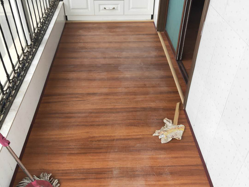 陽(yáng)臺(tái)鋪地板案例:1、先對(duì)地面進(jìn)行找平，水平的誤差不能超過(guò)2毫米。地面要是不平，腳感就不好。再就是將邊、角部位等突起或有不平的地方進(jìn)行局部修整。再鋪防潮層，防潮層可以防止以后地板受潮。鋪平，接縫處要并攏。 2、然后就是安裝地板了，因?yàn)榈匕迨且e(cuò)落安裝的，先預(yù)鋪一下，將部分地板一分為二，要按尺寸來(lái)鋸，萬(wàn)一鋸多了，地板損耗就大了。因?yàn)榈匕逵幸欢ǖ呐蛎浡?，因此鋪裝前要在其與墻面接觸的部位預(yù)留膨脹縫，以免地板起鼓。膨脹縫的大小一般和地板的膨脹系數(shù)有關(guān)系。粘合地板的膠水要用強(qiáng)化地板專用的，這種膠的污染比較小。不要隨便在市場(chǎng)上選非地板專用膠，地板本身就存在的污染上再增加污染源。 3、鋪前看好地板是否用對(duì)，再鋪設(shè)地板。在鋪設(shè)時(shí)，要一塊短的旁邊鋪一塊長(zhǎng)的，這樣交叉鋪設(shè)地板就咬得住不易松動(dòng)，地板拼合后還要用工具敲緊。再下來(lái)就是銜接了，一般用地板壓條掩蓋。但也有用玻璃膠填充。 4、然后檢查一遍，把不完美的地方修整一下。然后就是踢腳線的安裝，要做的接頭緊密，平齊。并且要保證能壓住地板墻縫。地板鋪好接下來(lái)是安裝壓條了，一般地板比地面高就要用那種高低壓條，地板與地面一樣平就要用這種平壓條了。