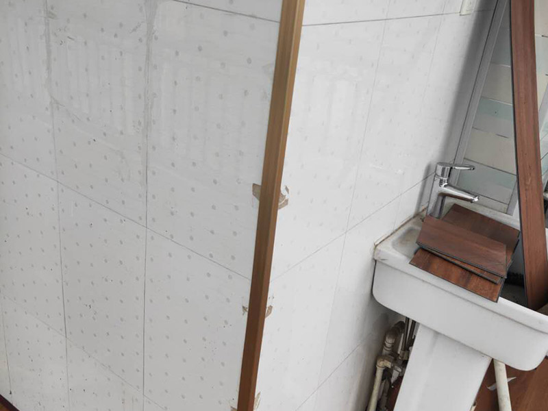 陽(yáng)臺(tái)鋪地板案例:1、先對(duì)地面進(jìn)行找平，水平的誤差不能超過(guò)2毫米。地面要是不平，腳感就不好。再就是將邊、角部位等突起或有不平的地方進(jìn)行局部修整。再鋪防潮層，防潮層可以防止以后地板受潮。鋪平，接縫處要并攏。 2、然后就是安裝地板了，因?yàn)榈匕迨且e(cuò)落安裝的，先預(yù)鋪一下，將部分地板一分為二，要按尺寸來(lái)鋸，萬(wàn)一鋸多了，地板損耗就大了。因?yàn)榈匕逵幸欢ǖ呐蛎浡?，因此鋪裝前要在其與墻面接觸的部位預(yù)留膨脹縫，以免地板起鼓。膨脹縫的大小一般和地板的膨脹系數(shù)有關(guān)系。粘合地板的膠水要用強(qiáng)化地板專用的，這種膠的污染比較小。不要隨便在市場(chǎng)上選非地板專用膠，地板本身就存在的污染上再增加污染源。 3、鋪前看好地板是否用對(duì)，再鋪設(shè)地板。在鋪設(shè)時(shí)，要一塊短的旁邊鋪一塊長(zhǎng)的，這樣交叉鋪設(shè)地板就咬得住不易松動(dòng)，地板拼合后還要用工具敲緊。再下來(lái)就是銜接了，一般用地板壓條掩蓋。但也有用玻璃膠填充。 4、然后檢查一遍，把不完美的地方修整一下。然后就是踢腳線的安裝，要做的接頭緊密，平齊。并且要保證能壓住地板墻縫。地板鋪好接下來(lái)是安裝壓條了，一般地板比地面高就要用那種高低壓條，地板與地面一樣平就要用這種平壓條了。