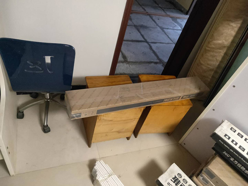 陽(yáng)臺(tái)鋪地板案例:1、先對(duì)地面進(jìn)行找平，水平的誤差不能超過(guò)2毫米。地面要是不平，腳感就不好。再就是將邊、角部位等突起或有不平的地方進(jìn)行局部修整。再鋪防潮層，防潮層可以防止以后地板受潮。鋪平，接縫處要并攏。 2、然后就是安裝地板了，因?yàn)榈匕迨且e(cuò)落安裝的，先預(yù)鋪一下，將部分地板一分為二，要按尺寸來(lái)鋸，萬(wàn)一鋸多了，地板損耗就大了。因?yàn)榈匕逵幸欢ǖ呐蛎浡?，因此鋪裝前要在其與墻面接觸的部位預(yù)留膨脹縫，以免地板起鼓。膨脹縫的大小一般和地板的膨脹系數(shù)有關(guān)系。粘合地板的膠水要用強(qiáng)化地板專用的，這種膠的污染比較小。不要隨便在市場(chǎng)上選非地板專用膠，地板本身就存在的污染上再增加污染源。 3、鋪前看好地板是否用對(duì)，再鋪設(shè)地板。在鋪設(shè)時(shí)，要一塊短的旁邊鋪一塊長(zhǎng)的，這樣交叉鋪設(shè)地板就咬得住不易松動(dòng)，地板拼合后還要用工具敲緊。再下來(lái)就是銜接了，一般用地板壓條掩蓋。但也有用玻璃膠填充。 4、然后檢查一遍，把不完美的地方修整一下。然后就是踢腳線的安裝，要做的接頭緊密，平齊。并且要保證能壓住地板墻縫。地板鋪好接下來(lái)是安裝壓條了，一般地板比地面高就要用那種高低壓條，地板與地面一樣平就要用這種平壓條了。