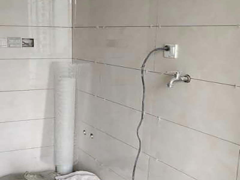 浴室瓷磚鋪貼裝修：在鋪貼瓷磚前，要先把還沒涂抹水泥的地磚鋪在地上，并敲平，然后在地磚上涂滿水泥，鋪在地面，鋪地磚的過程中要對齊四塊磚的對角位置。  另外，在鋪貼瓷磚時也要講究鋪貼順序，在鋪地磚時應(yīng)從內(nèi)向外貼，有坡度或地漏的地方，要注意排水方向找坡，而墻面磚應(yīng)從下往上貼，底層的瓷磚要最后貼，這樣鋪貼出來才美觀，鋪完地磚后還要壓地磚。 瓷磚鋪貼像是用膠水把兩個東西粘貼在一起，如果物體表面有臟東西的話，粘貼就不會很牢固，因此在鋪貼瓷磚前我們要先清理浴室的墻面和地面。如果墻面本身有裂痕，也要先進行處理再鋪貼瓷磚；而地面有不平或不直的地方也要先進行找平處理，這樣貼出來的瓷磚才比較完美。