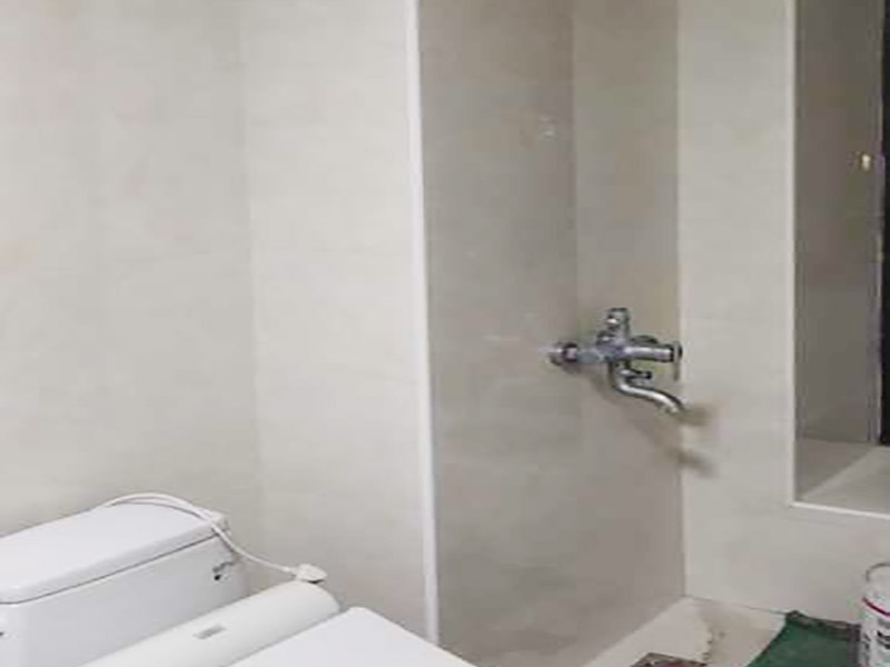 浴室瓷磚鋪貼裝修：在鋪貼瓷磚前，要先把還沒涂抹水泥的地磚鋪在地上，并敲平，然后在地磚上涂滿水泥，鋪在地面，鋪地磚的過程中要對齊四塊磚的對角位置。  另外，在鋪貼瓷磚時也要講究鋪貼順序，在鋪地磚時應(yīng)從內(nèi)向外貼，有坡度或地漏的地方，要注意排水方向找坡，而墻面磚應(yīng)從下往上貼，底層的瓷磚要最后貼，這樣鋪貼出來才美觀，鋪完地磚后還要壓地磚。 瓷磚鋪貼像是用膠水把兩個東西粘貼在一起，如果物體表面有臟東西的話，粘貼就不會很牢固，因此在鋪貼瓷磚前我們要先清理浴室的墻面和地面。如果墻面本身有裂痕，也要先進行處理再鋪貼瓷磚；而地面有不平或不直的地方也要先進行找平處理，這樣貼出來的瓷磚才比較完美。