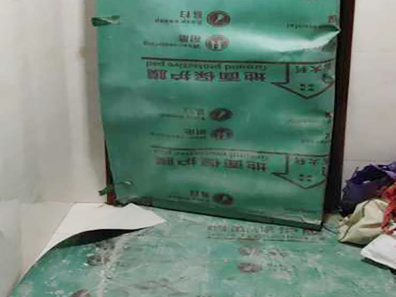 浴室瓷磚鋪貼裝修：在鋪貼瓷磚前，要先把還沒涂抹水泥的地磚鋪在地上，并敲平，然后在地磚上涂滿水泥，鋪在地面，鋪地磚的過程中要對齊四塊磚的對角位置。  另外，在鋪貼瓷磚時也要講究鋪貼順序，在鋪地磚時應(yīng)從內(nèi)向外貼，有坡度或地漏的地方，要注意排水方向找坡，而墻面磚應(yīng)從下往上貼，底層的瓷磚要最后貼，這樣鋪貼出來才美觀，鋪完地磚后還要壓地磚。 瓷磚鋪貼像是用膠水把兩個東西粘貼在一起，如果物體表面有臟東西的話，粘貼就不會很牢固，因此在鋪貼瓷磚前我們要先清理浴室的墻面和地面。如果墻面本身有裂痕，也要先進行處理再鋪貼瓷磚；而地面有不平或不直的地方也要先進行找平處理，這樣貼出來的瓷磚才比較完美。