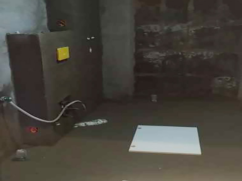 1.紅磚墻：在水箱支架邊緣及空隙處封砌紅磚，水箱前方砌約50mm紅磚墻，預(yù)留水箱保護(hù)框、沖水管、排水管、螺桿位置。小編提醒您紅磚的厚度選擇要適合，最小厚度約50mm。 　　2.輕鋼龍骨+防潮石膏板：安裝輕鋼龍骨時(shí) 要與水箱支架保持平整，石膏板要緊貼支架表面并固定，避免使用過程中出現(xiàn)裝飾材料破裂的現(xiàn)象。 　　3.灰磚+鋼絲網(wǎng)：在水箱支架邊緣及空隙處用磚砌，與支架表面保持平整。用略大于支架的鋼絲網(wǎng)把水箱支架整體封起來，將鋼絲網(wǎng)固定在磚墻上。若有需要可封兩層鋼絲網(wǎng)。