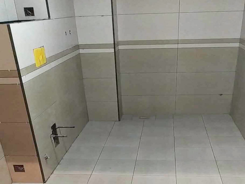 衛(wèi)生間裝修翻新:為了讓翻新后的衛(wèi)生間能給家人帶來更加的便利，首先要咨詢家里人的意見和使用習(xí)慣，如果家里有老人和小孩的話，防滑設(shè)施一定要到位。要全面分析戶型平面圖，使得對衛(wèi)生間的尺寸和排水位置等有一個大體的了解，然后在根據(jù)衛(wèi)生間的大小來安排好衛(wèi)生間設(shè)備的位置。如果原來的墻磚和地面很老舊的話，可以考慮把墻磚和地面打掉，然后在鋪貼新磚。這里要注意的是鋪貼新磚之前一定要對衛(wèi)生間做好防水。