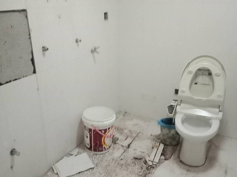 衛(wèi)生間裝修翻新:為了讓翻新后的衛(wèi)生間能給家人帶來更加的便利，首先要咨詢家里人的意見和使用習(xí)慣，如果家里有老人和小孩的話，防滑設(shè)施一定要到位。要全面分析戶型平面圖，使得對衛(wèi)生間的尺寸和排水位置等有一個大體的了解，然后在根據(jù)衛(wèi)生間的大小來安排好衛(wèi)生間設(shè)備的位置。如果原來的墻磚和地面很老舊的話，可以考慮把墻磚和地面打掉，然后在鋪貼新磚。這里要注意的是鋪貼新磚之前一定要對衛(wèi)生間做好防水。