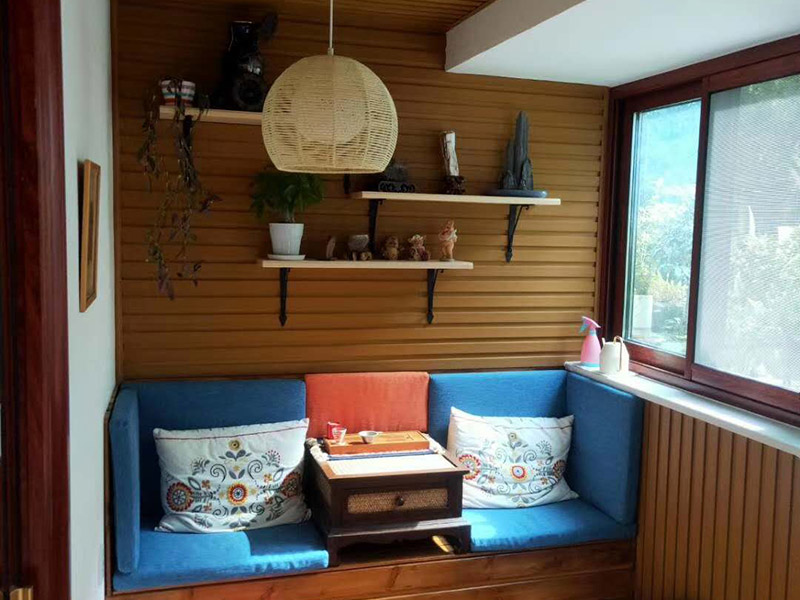 陽臺改造前后對比：將陽臺直接的重新的粉刷，那么就是使得這樣的老舊的痕跡消除，或者是直接的拆掉，重新安裝別的。老房子的陽臺其實是比較的適合去重新的安裝一個新的承載系統(tǒng)，這樣話，就是能達(dá)到一個很好的裝修的效果。裝修陽臺還可以將地面的瓷磚或者地板重新的拆開再去安裝，這樣的做法是能起到一個很好的效果的。