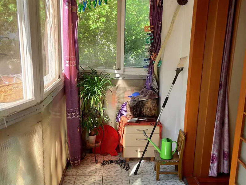 陽臺改造前后對比：將陽臺直接的重新的粉刷，那么就是使得這樣的老舊的痕跡消除，或者是直接的拆掉，重新安裝別的。老房子的陽臺其實是比較的適合去重新的安裝一個新的承載系統(tǒng)，這樣話，就是能達(dá)到一個很好的裝修的效果。裝修陽臺還可以將地面的瓷磚或者地板重新的拆開再去安裝，這樣的做法是能起到一個很好的效果的。