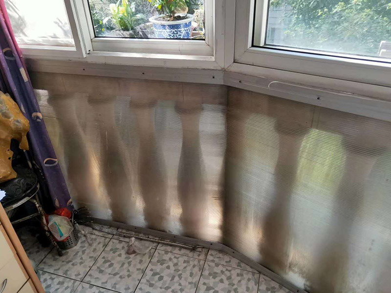 陽臺改造前后對比：將陽臺直接的重新的粉刷，那么就是使得這樣的老舊的痕跡消除，或者是直接的拆掉，重新安裝別的。老房子的陽臺其實是比較的適合去重新的安裝一個新的承載系統(tǒng)，這樣話，就是能達(dá)到一個很好的裝修的效果。裝修陽臺還可以將地面的瓷磚或者地板重新的拆開再去安裝，這樣的做法是能起到一個很好的效果的。