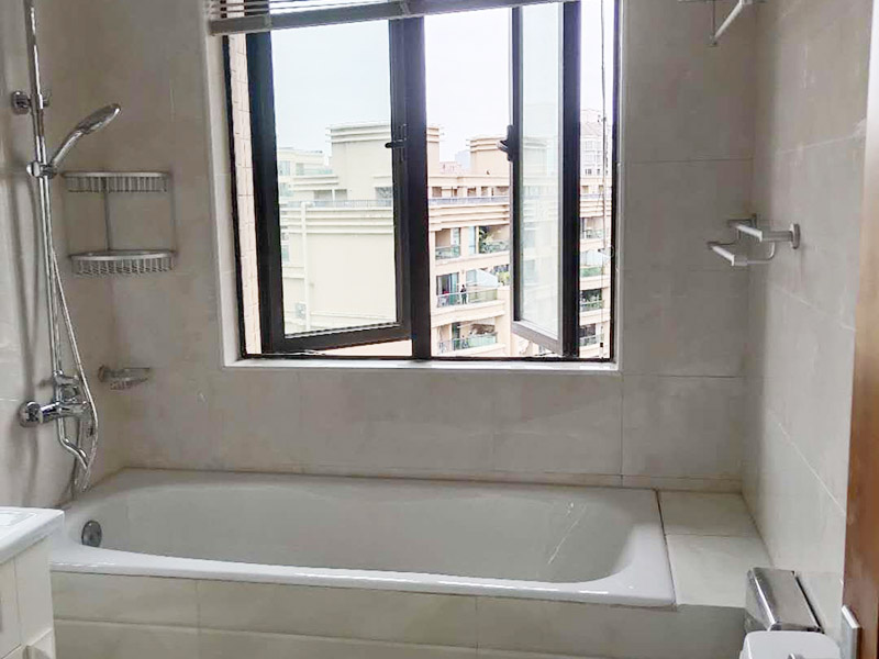 浴室裝修翻新案例：因為開發(fā)商在衛(wèi)生間的區(qū)域布局及使用功能的劃分上面，幾乎都是一個大概的布局，對于我們自身的生活習(xí)慣，不一定使用，這就需要重新設(shè)計布局及水電路的改造。測量好尺寸后，根據(jù)個人的生活習(xí)慣，設(shè)計制作衛(wèi)生間平面圖，完成平面設(shè)計后，我們就可以按照圖紙的尺寸到位于店面選擇合適的衛(wèi)浴產(chǎn)品了。根據(jù)選擇好的衛(wèi)浴產(chǎn)品進(jìn)行衛(wèi)生間的水電改造施工在做防水施工的時候，如果要安裝蹲便器的衛(wèi)生間，請一定在回填后將蹲便的預(yù)留坑夯實整平后做防水，這樣就有效的避免了衛(wèi)生間漏水的問題。