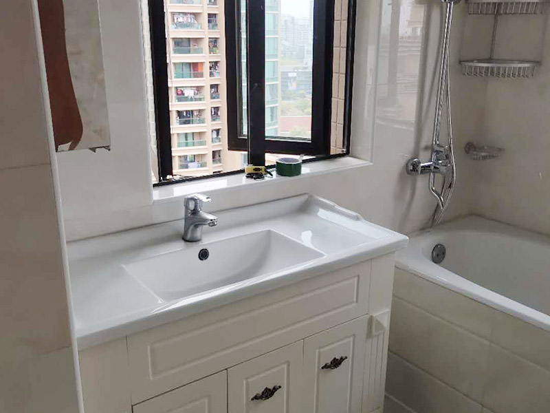 浴室裝修翻新案例：因為開發(fā)商在衛(wèi)生間的區(qū)域布局及使用功能的劃分上面，幾乎都是一個大概的布局，對于我們自身的生活習(xí)慣，不一定使用，這就需要重新設(shè)計布局及水電路的改造。測量好尺寸后，根據(jù)個人的生活習(xí)慣，設(shè)計制作衛(wèi)生間平面圖，完成平面設(shè)計后，我們就可以按照圖紙的尺寸到位于店面選擇合適的衛(wèi)浴產(chǎn)品了。根據(jù)選擇好的衛(wèi)浴產(chǎn)品進(jìn)行衛(wèi)生間的水電改造施工在做防水施工的時候，如果要安裝蹲便器的衛(wèi)生間，請一定在回填后將蹲便的預(yù)留坑夯實整平后做防水，這樣就有效的避免了衛(wèi)生間漏水的問題。