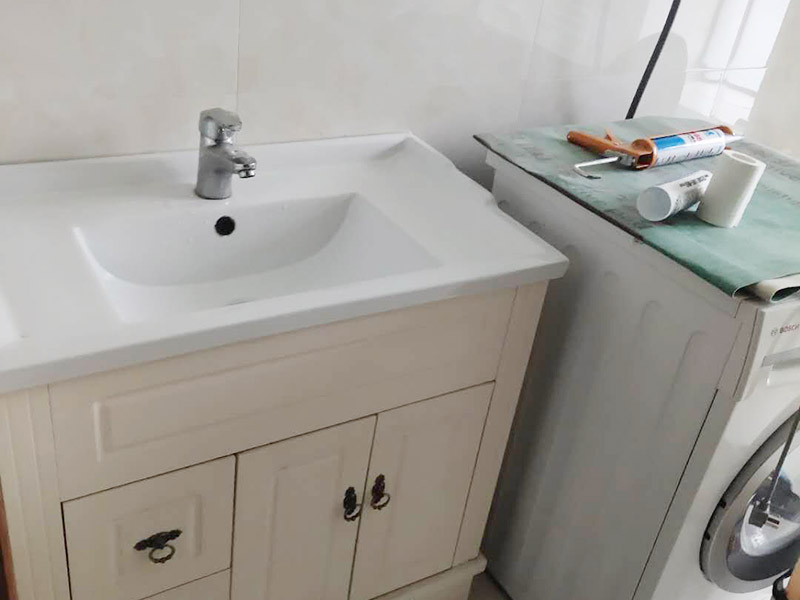 浴室裝修翻新案例：因為開發(fā)商在衛(wèi)生間的區(qū)域布局及使用功能的劃分上面，幾乎都是一個大概的布局，對于我們自身的生活習(xí)慣，不一定使用，這就需要重新設(shè)計布局及水電路的改造。測量好尺寸后，根據(jù)個人的生活習(xí)慣，設(shè)計制作衛(wèi)生間平面圖，完成平面設(shè)計后，我們就可以按照圖紙的尺寸到位于店面選擇合適的衛(wèi)浴產(chǎn)品了。根據(jù)選擇好的衛(wèi)浴產(chǎn)品進(jìn)行衛(wèi)生間的水電改造施工在做防水施工的時候，如果要安裝蹲便器的衛(wèi)生間，請一定在回填后將蹲便的預(yù)留坑夯實整平后做防水，這樣就有效的避免了衛(wèi)生間漏水的問題。