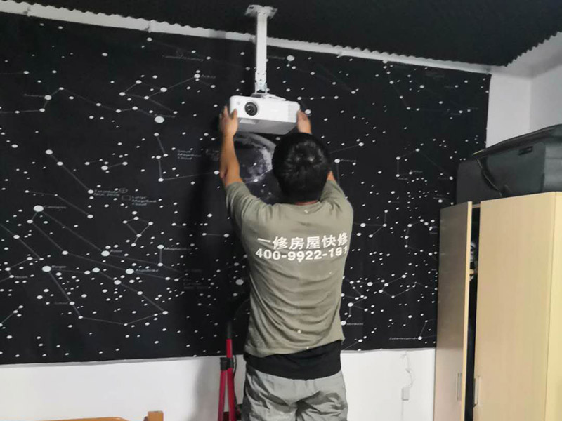 投影儀安裝服務(wù)：勘察現(xiàn)場和了解安裝位置，在第一時(shí)間做出準(zhǔn)確的判斷和安裝思路；找好投影幕的懸掛的位置，進(jìn)行投影幕的安裝，安裝好投影幕之后進(jìn)行測距為下一步的安裝做好準(zhǔn)備；打開萬能吊架，把萬能吊架的腳精準(zhǔn)的安裝到投影儀上；將吊架固定在天花上，直接在天花上用膨脹螺絲或者螺絲釘固定好即可；把已經(jīng)裝好底腳的投影儀掛到萬能吊機(jī)上；調(diào)試投影儀；