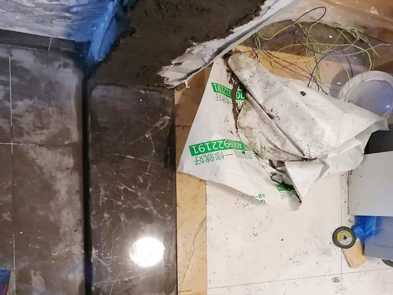 廚房局部改造：防水主要是要確保洗菜盆的位置和地面的傾角。前者最關(guān)鍵是做好接口的防水。用夾板做的櫥柜受水后通通氣就行了，但組合式的櫥柜受水后就會膨脹，致使其后表面防火板層脫離。因而櫥柜的座地部分一定要做10公分的磚臺，防水最有效。 舊廚房的內(nèi)部結(jié)構(gòu)相對要復(fù)雜一些。不僅是要請裝修公司對廚房進行丈量，還需要看看各種管道原來的位置是否合適，如果不合適則需要進行改動，則裝修公司會出一份廚房改造圖紙交給施工隊，由施工隊按圖紙進行必要的改造。