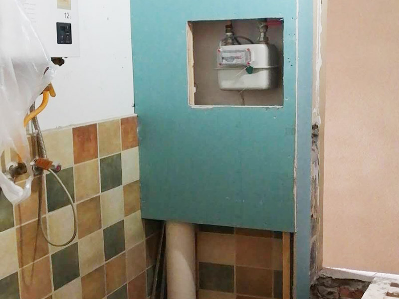 廚房局部改造：防水主要是要確保洗菜盆的位置和地面的傾角。前者最關(guān)鍵是做好接口的防水。用夾板做的櫥柜受水后通通氣就行了，但組合式的櫥柜受水后就會膨脹，致使其后表面防火板層脫離。因而櫥柜的座地部分一定要做10公分的磚臺，防水最有效。 舊廚房的內(nèi)部結(jié)構(gòu)相對要復(fù)雜一些。不僅是要請裝修公司對廚房進行丈量，還需要看看各種管道原來的位置是否合適，如果不合適則需要進行改動，則裝修公司會出一份廚房改造圖紙交給施工隊，由施工隊按圖紙進行必要的改造。