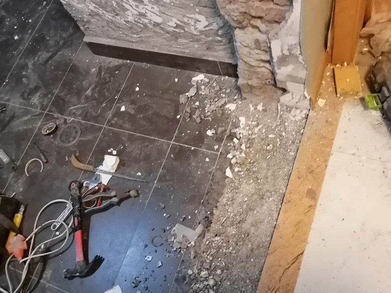 廚房局部改造：防水主要是要確保洗菜盆的位置和地面的傾角。前者最關(guān)鍵是做好接口的防水。用夾板做的櫥柜受水后通通氣就行了，但組合式的櫥柜受水后就會膨脹，致使其后表面防火板層脫離。因而櫥柜的座地部分一定要做10公分的磚臺，防水最有效。 舊廚房的內(nèi)部結(jié)構(gòu)相對要復(fù)雜一些。不僅是要請裝修公司對廚房進行丈量，還需要看看各種管道原來的位置是否合適，如果不合適則需要進行改動，則裝修公司會出一份廚房改造圖紙交給施工隊，由施工隊按圖紙進行必要的改造。