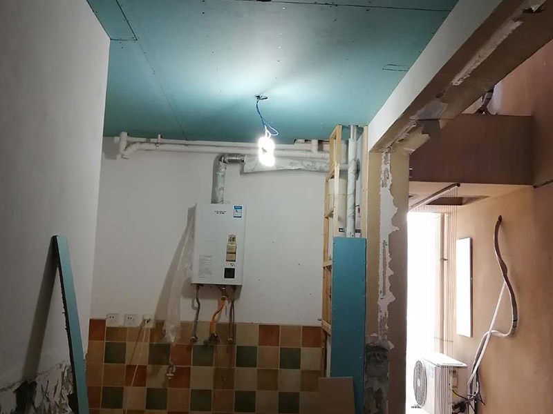 廚房局部改造：防水主要是要確保洗菜盆的位置和地面的傾角。前者最關(guān)鍵是做好接口的防水。用夾板做的櫥柜受水后通通氣就行了，但組合式的櫥柜受水后就會膨脹，致使其后表面防火板層脫離。因而櫥柜的座地部分一定要做10公分的磚臺，防水最有效。 舊廚房的內(nèi)部結(jié)構(gòu)相對要復(fù)雜一些。不僅是要請裝修公司對廚房進行丈量，還需要看看各種管道原來的位置是否合適，如果不合適則需要進行改動，則裝修公司會出一份廚房改造圖紙交給施工隊，由施工隊按圖紙進行必要的改造。