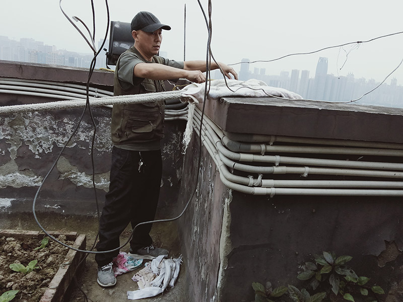 高空施工準(zhǔn)備工作：(1)施工前，應(yīng)逐級進(jìn)行安全技術(shù)教育及交底，落實(shí)所有安全技術(shù)措施和人身防護(hù)用 品，未經(jīng)落實(shí)時不得進(jìn)行施工。(2)高處作業(yè)中的安全標(biāo)志、工具、儀表、電氣設(shè)施和各種設(shè)備，必須在施工前加以 檢查，確認(rèn)其完好，方能投入使用。